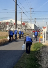 2月17日（火）、CSR活動の一環として会社周辺のごみ拾いを実施しました。