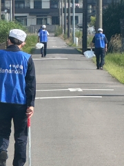 7月16日（木）、CSR活動の一環として会社周辺のごみ拾いを実施しました
